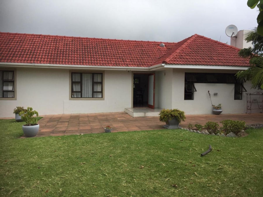 To Let 4 Bedroom Property for Rent in Beacon Bay Eastern Cape